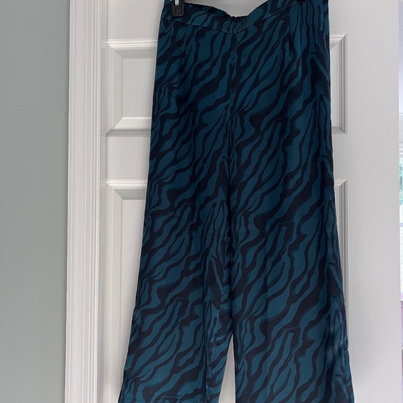 Like New - J Crew wide leg pull on silky pant size 4 - Picture 2 of 3